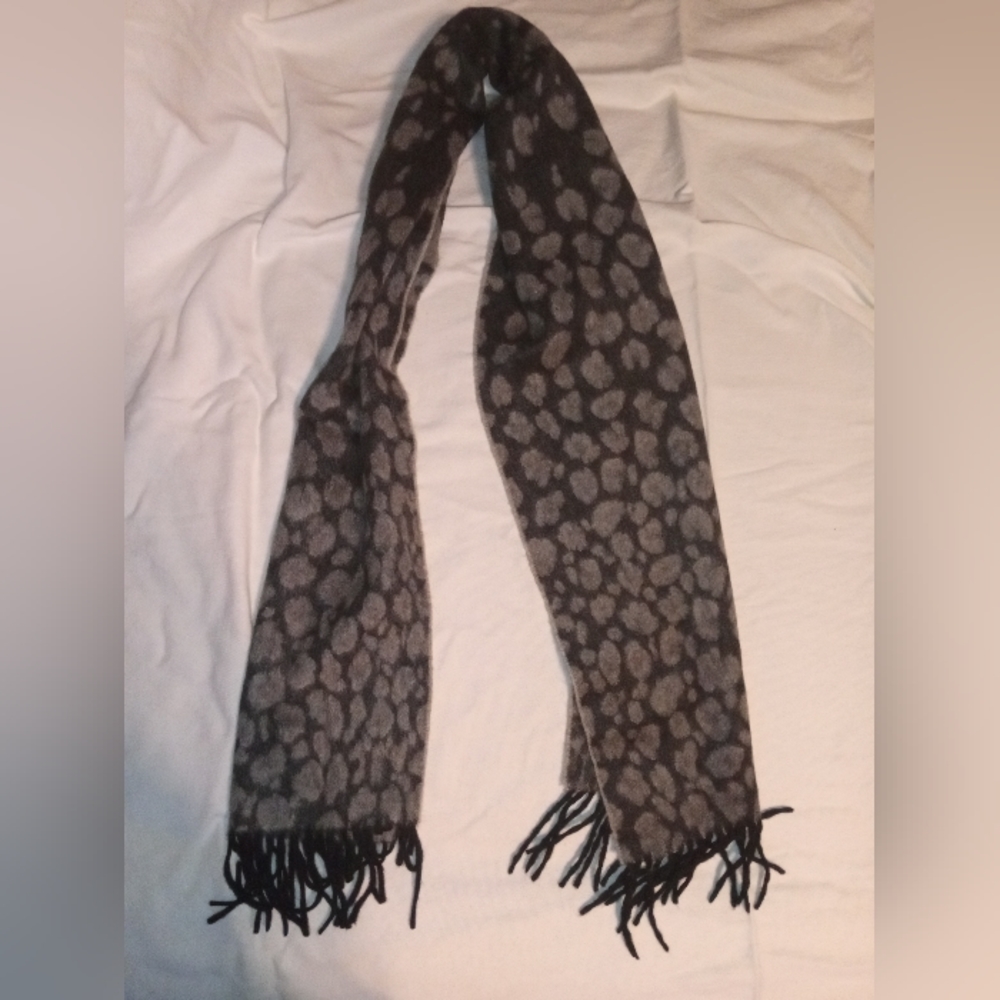 Grey leopard print scarf